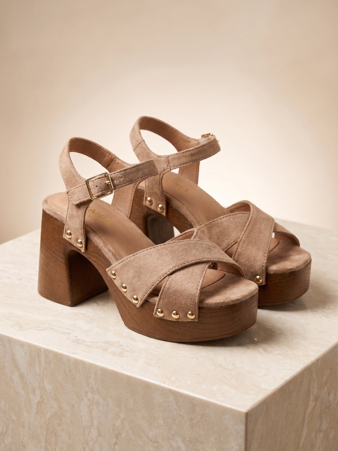 Sandales Gaia · taupe, brides croisées et clous dorés